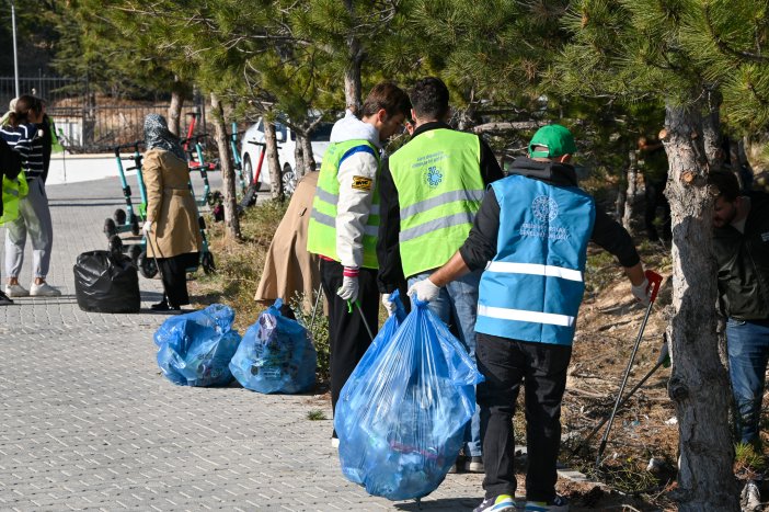 konyada-gencler-cevre-temizligi-yapti-003.jpg