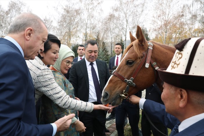 cumhurbaskani-erdogan-caparova-togg-hediye-etti-001.jpg