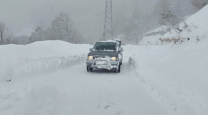 kar-yagisi-etkili-oldu-koy-yollari-ulasima-kapandi.jpg