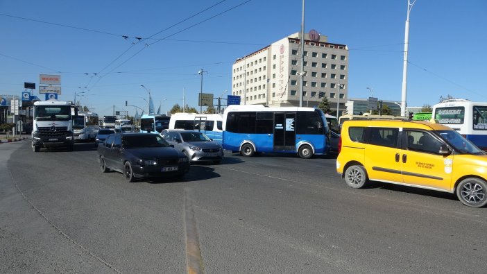 minibusculerin-ceza-eylemi-trafigi-birbirine-katti-001.jpg