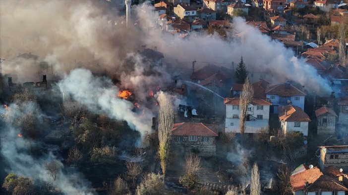 coplukte-cikan-yangin-evlere-sicradi-helikopter-istendi.jpg