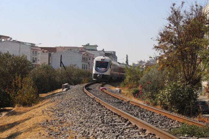 bomba-alarmi-ekipleri-harekete-gecirdi-tren-seferleri-durduruldu-001.jpg