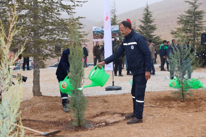 selcukluda-yuzlerce-fidan-toprakla-bulusturuldu-003.jpg