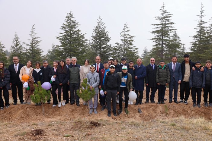 selcukluda-yuzlerce-fidan-toprakla-bulusturuldu.jpg