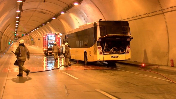 tunelde-belediye-otobusu-yandi-cift-yonlu-trafige-kapatildi.jpg