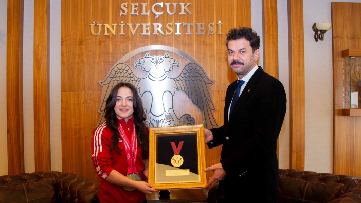 selcuk-universitesinin-sampiyon-sporcularindan-rektor-yilmaza-ziyaret-001.jpg