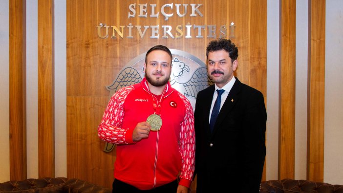 selcuk-universitesinin-sampiyon-sporcularindan-rektor-yilmaza-ziyaret-002.jpg