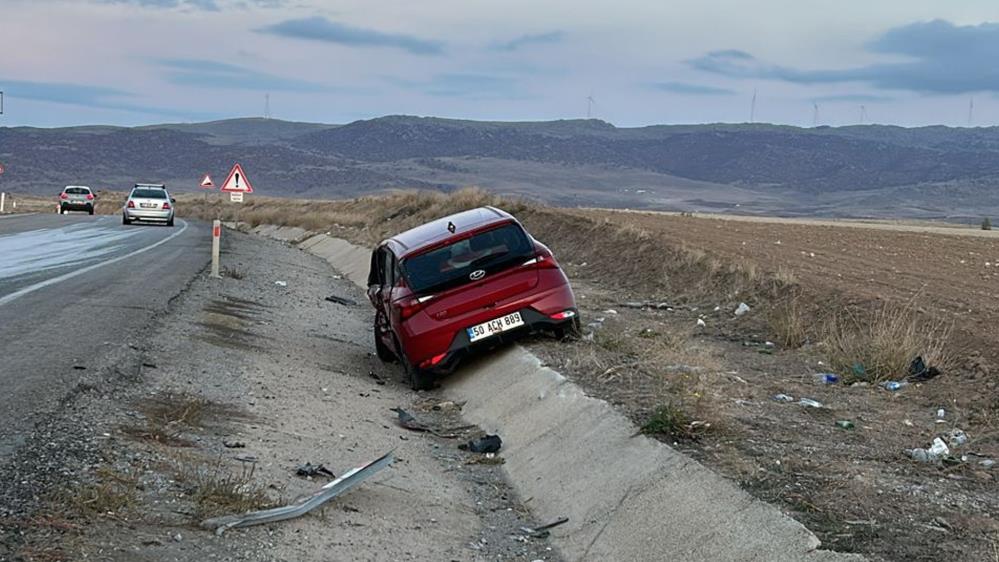 konya-yolunda-2-otomobil-carpisti-1i-polis-2-yarali.jpg