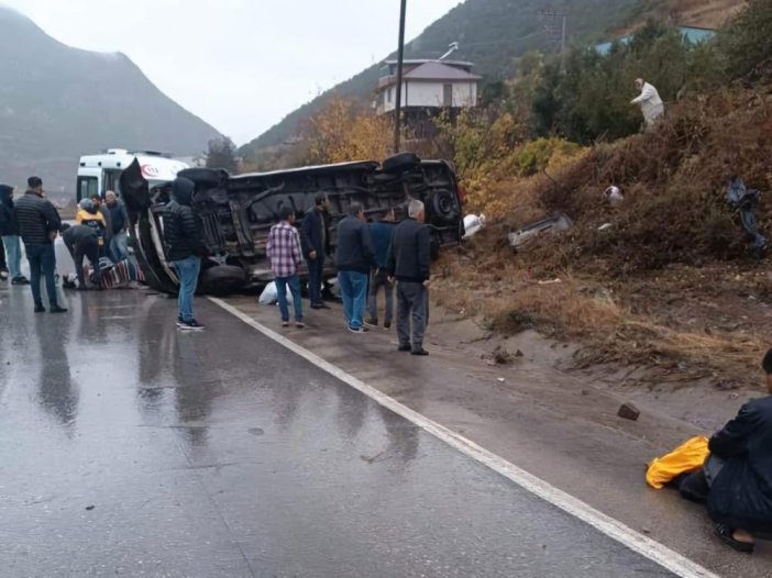 yolcu-minibusu-devrildi-yaralilar-var-001.jpg