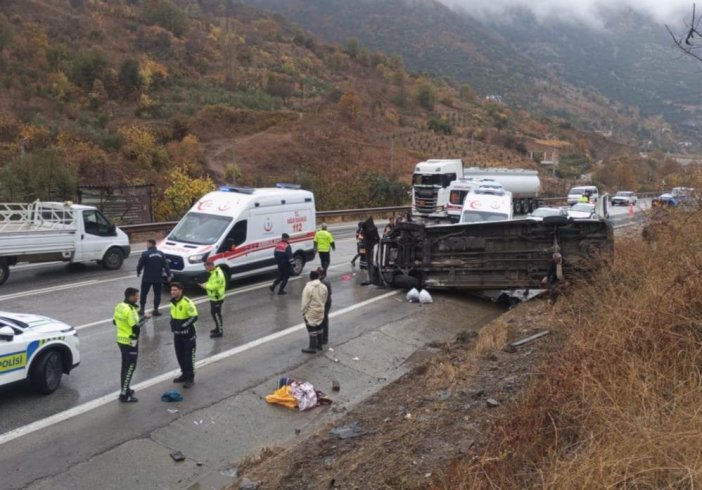 yolcu-minibusu-devrildi-yaralilar-var.jpg