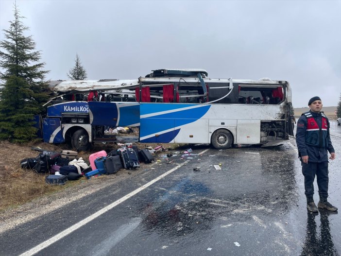 yolcu-otobusu-devrildi-1-olu-30-yarali.jpg