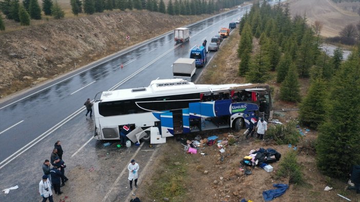 yolcu-otobusu-devrildi-1-olu-41-yarali.jpg