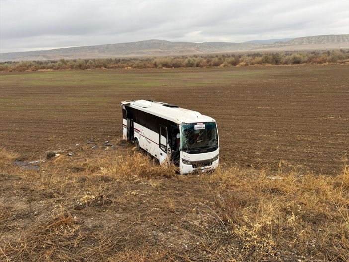 cankirida-surucunun-kontrolunden-cikan-midibus-sarampole-devrildi-kazada-29-kisi-yaralandi-istanbuldan-hareket-eden-midibuste-bulunanlarin-yakinlarinin-cenazesine-katilmak-uzere-corumun-sungurlu-ilcesine-gittigi-ogrenildi-001.jpg