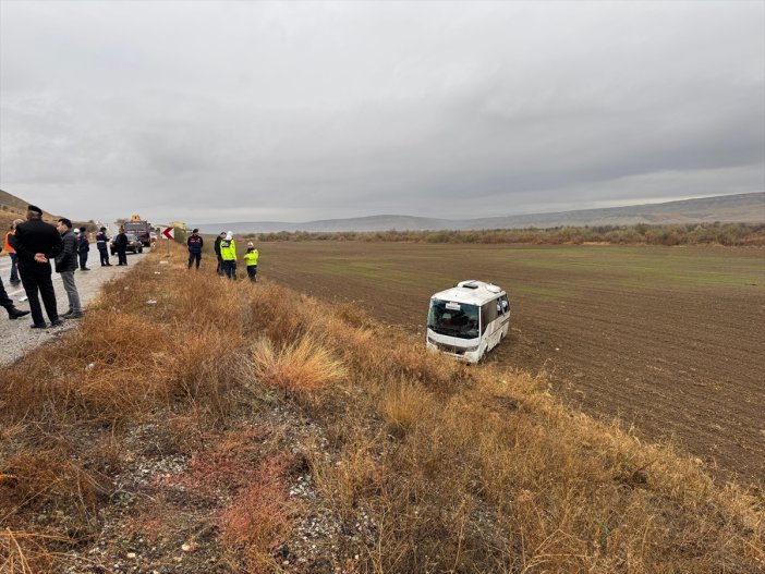 cankirida-surucunun-kontrolunden-cikan-midibus-sarampole-devrildi-kazada-29-kisi-yaralandi-istanbuldan-hareket-eden-midibuste-bulunanlarin-yakinlarinin-cenazesine-katilmak-uzere-corumun-sungurlu-ilcesine-gittigi-ogrenildi-002.jpg