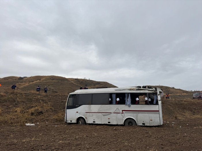 cankirida-surucunun-kontrolunden-cikan-midibus-sarampole-devrildi-kazada-29-kisi-yaralandi-istanbuldan-hareket-eden-midibuste-bulunanlarin-yakinlarinin-cenazesine-katilmak-uzere-corumun-sungurlu-ilcesine-gittigi-ogrenildi.jpg