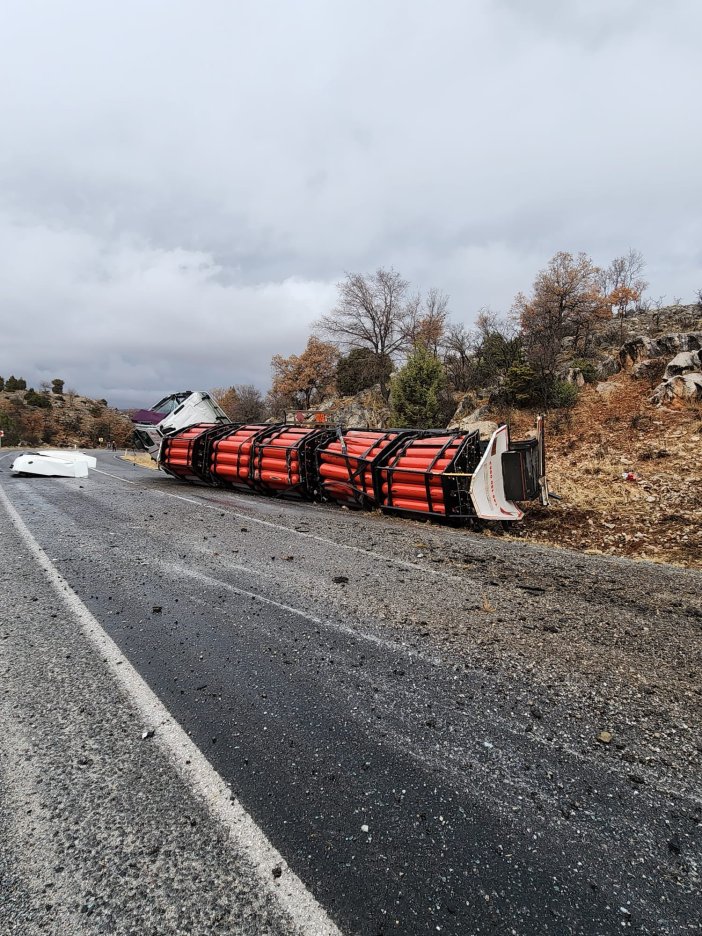 konyada-ekipleri-alarma-geciren-kaza-dogalgaz-yuklu-tanker-devrildi.jpeg