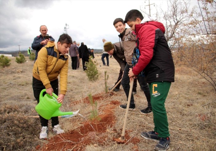 konyada-ogretmenler-gununde-cok-sayida-fidan-toprakla-bulusturuldu-001.jpg