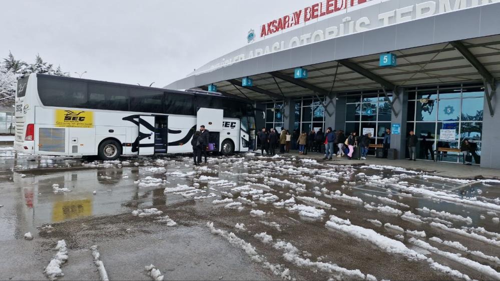 kar-yaginca-konya-yolu-kapandi-sehirlerarasi-otobus-seferleri-durdu.jpg