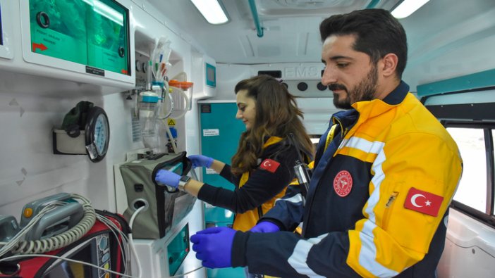 saglik-calisani-cift-ayni-ambulansta-hastalarin-imdadina-yetisiyor-001.jpg