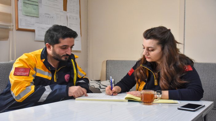 saglik-calisani-cift-ayni-ambulansta-hastalarin-imdadina-yetisiyor.jpg