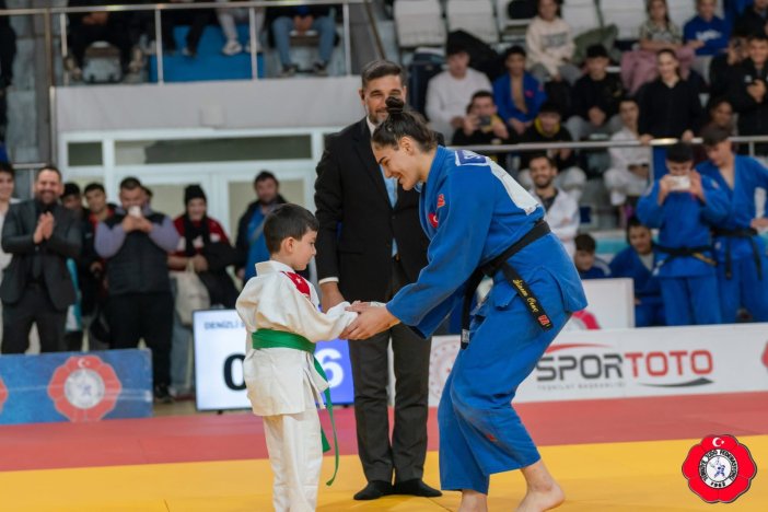 konyanin-judo-takimindan-tarihi-basari-001.jpg