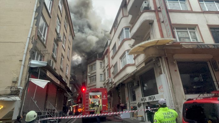 4-katli-binada-yangin-cok-sayida-ekip-mudahale-ediyor-002.jpg