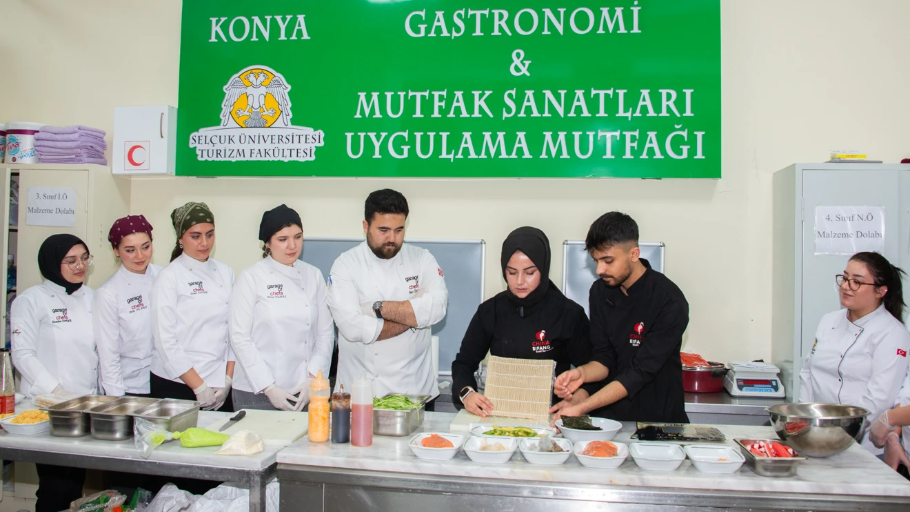 selcuk-universitesinde-sushi-workshop-002.webp