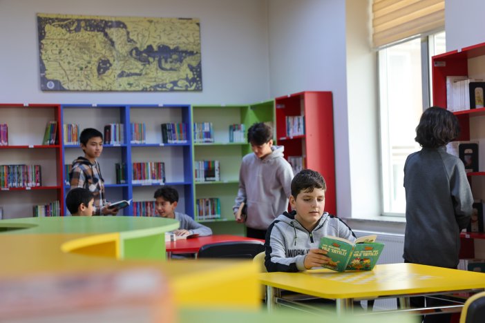 selcuklu-belediyesinin-kutuphaneleri-ogrencelerin-gelisimlerine-katki-sunuyor-ilcede-toplam-kutuphane-sayisi-109a-ulasti-211-bin-319-uye-ve-701-bin-800-kitap-sayisi-ile-ogrenciler-ferah-bir-ortamda-ders-calisiyor-002.jpg