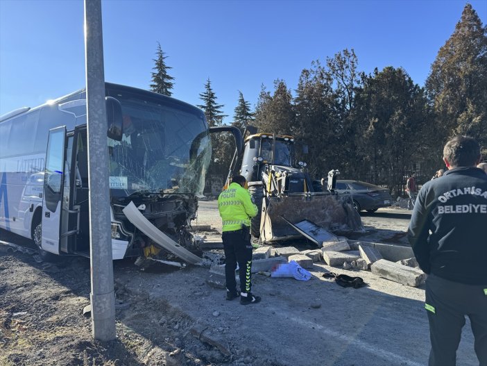 turist-otobusu-is-makinesine-carpti-6-kisi-yaralandi.jpg