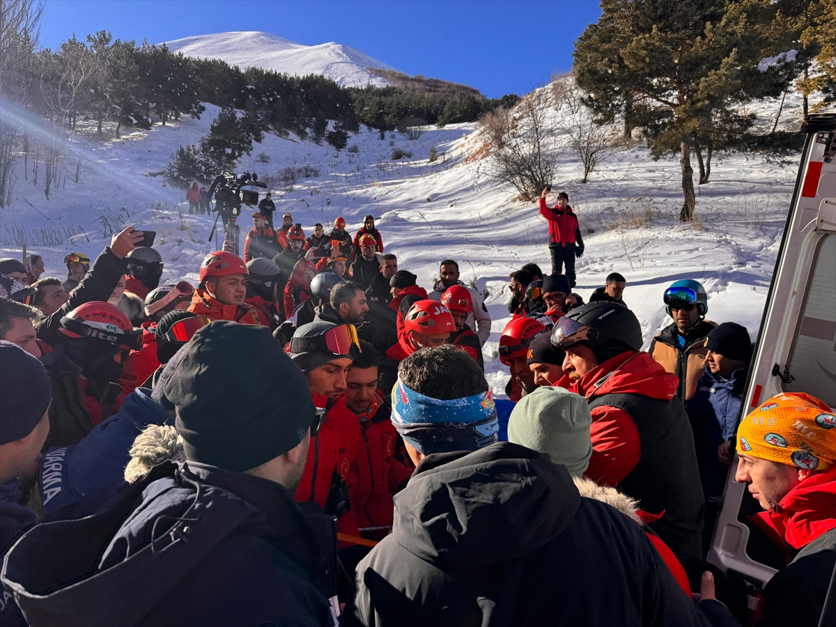 erzurum-palandoken-kayak-merkezinde-cig-dustu-emre-yazgan-hayatini-kaybetti.jpg