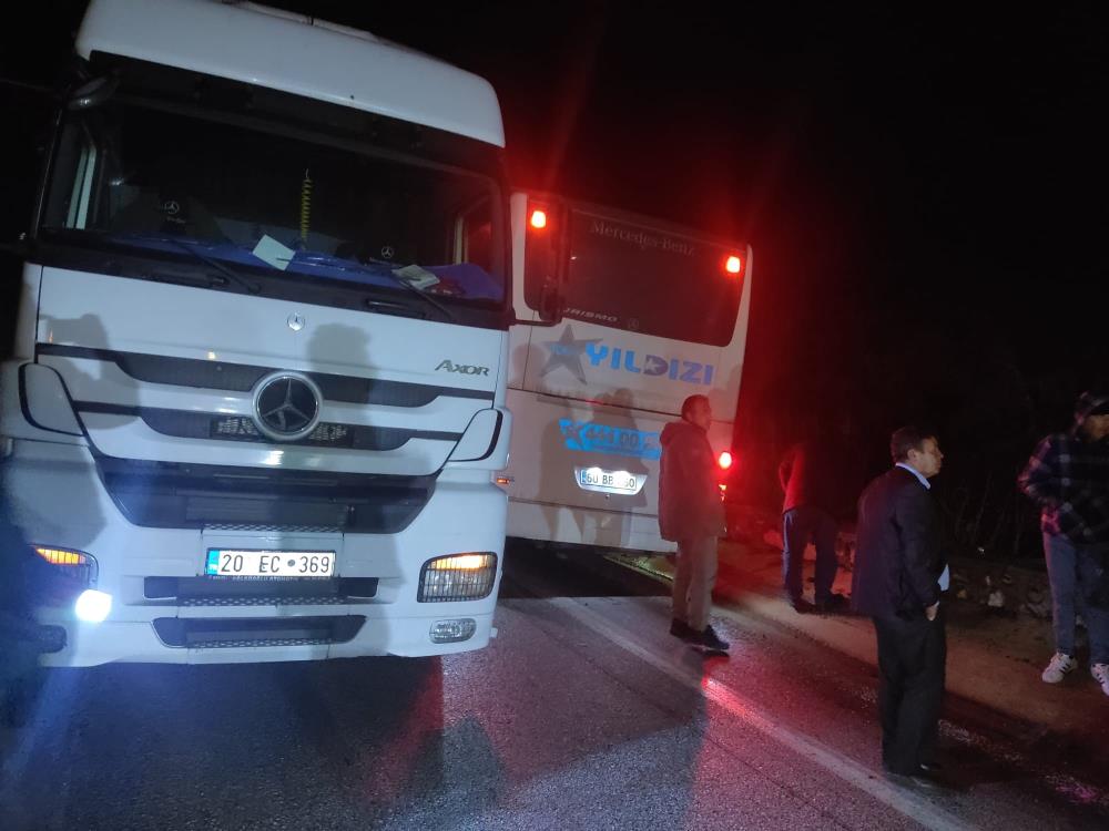 afyon-yolunda-yolcu-otobusu-tir-ile-carpisti-18-yarali-var.jpg