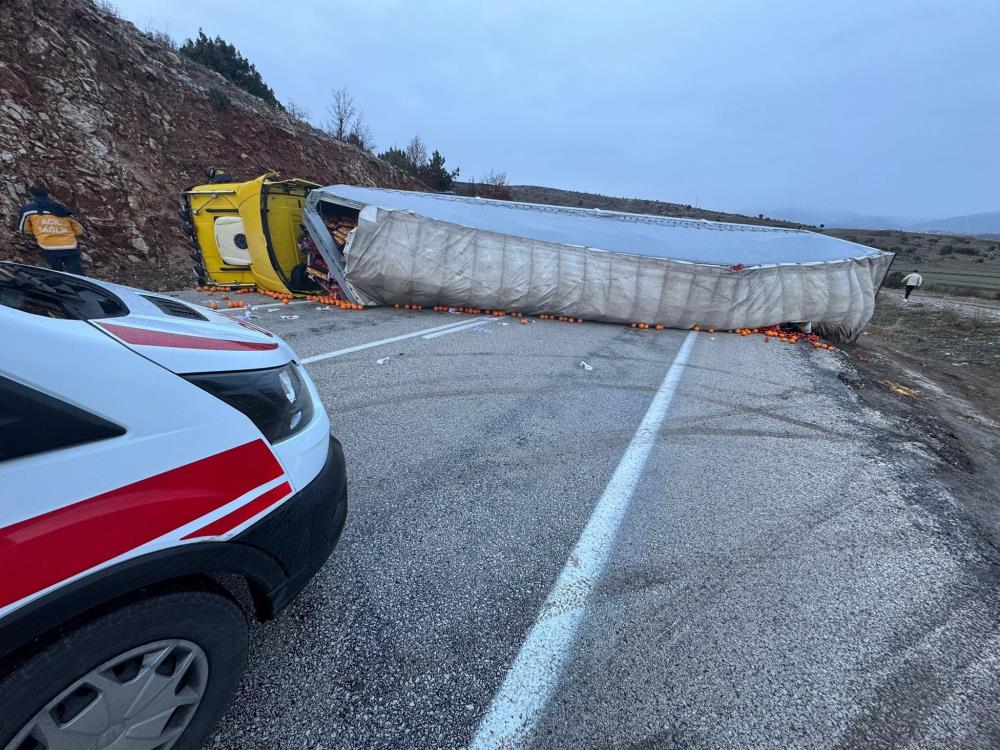 yeni-konya-antalya-yolunu-trafige-kapatan-kaza.jpg