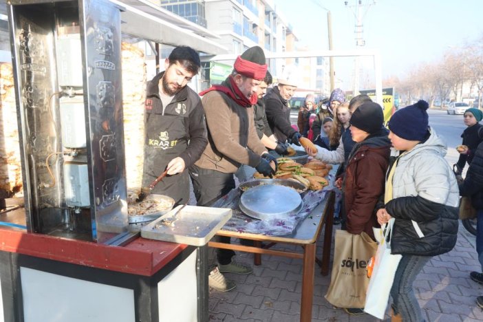 konyada-iki-esnaftan-cocuklara-doner-ve-kavurma-ikrami.jpg