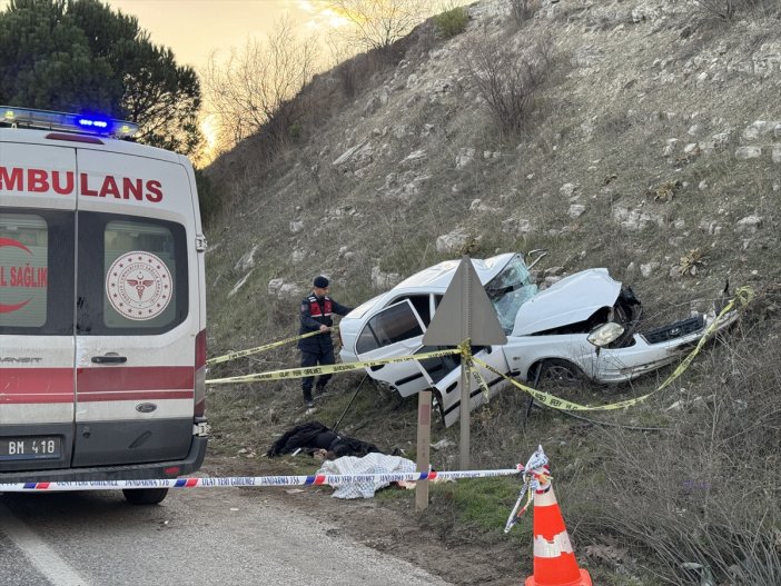 yolcu-minibusu-otomobille-carpisti-2-olu-18-yarali.jpg
