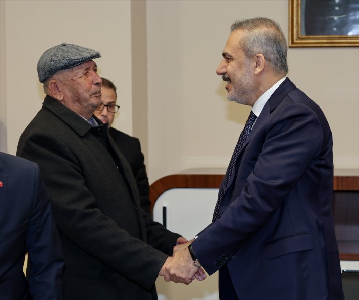 bakani-fidan-sehit-omer-halisdemirin-babasiyla-gorustu.jpg