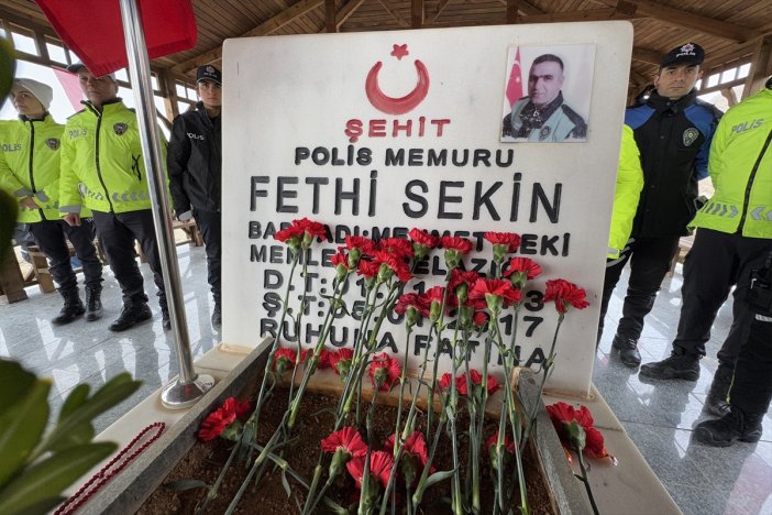 sehit-polis-fethi-sekin-kabri-basinda-anildi-001.jpg