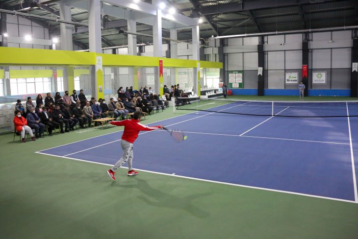 meramda-tenis-heyecani-basliyor-dereceye-girenlere-odul-verilecek-001.jpg