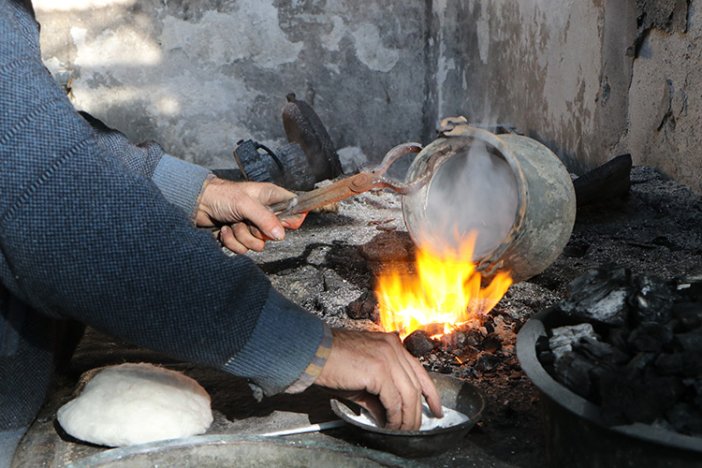 yarim-asirlik-kalayci-ustasi-ata-meslegini-4-kusaktir-devam-ettiriyor-002.jpg