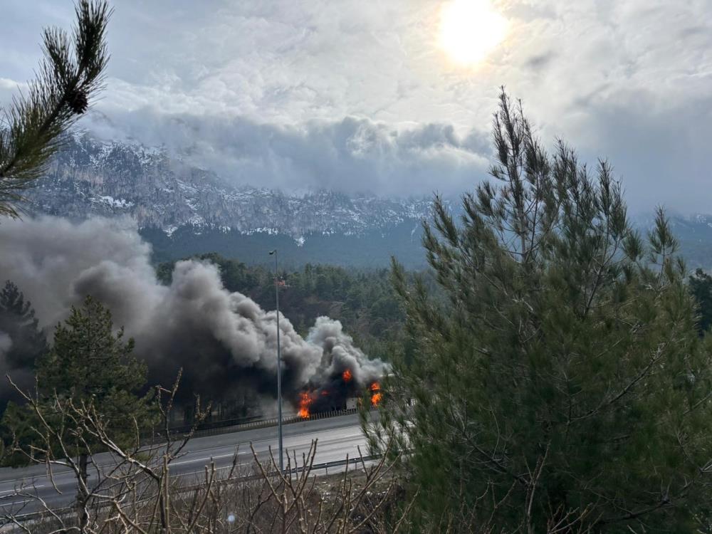 konya-adana-yolunda-yolcu-otobusu-yandi.jpg