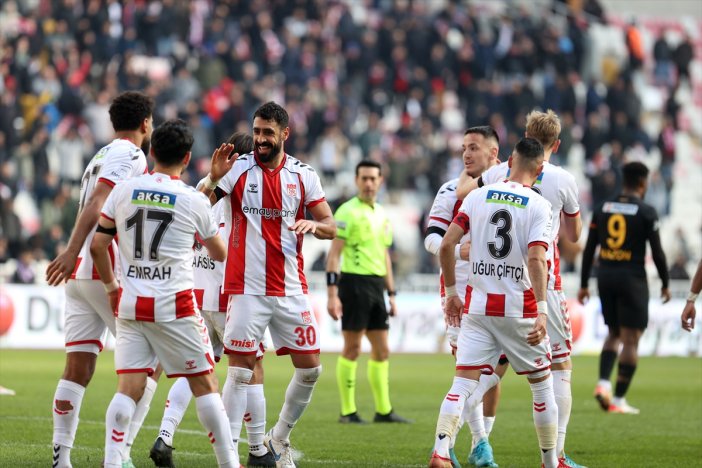 sivasspor-galibiyet-orucunu-5-golle-bozdu.jpg