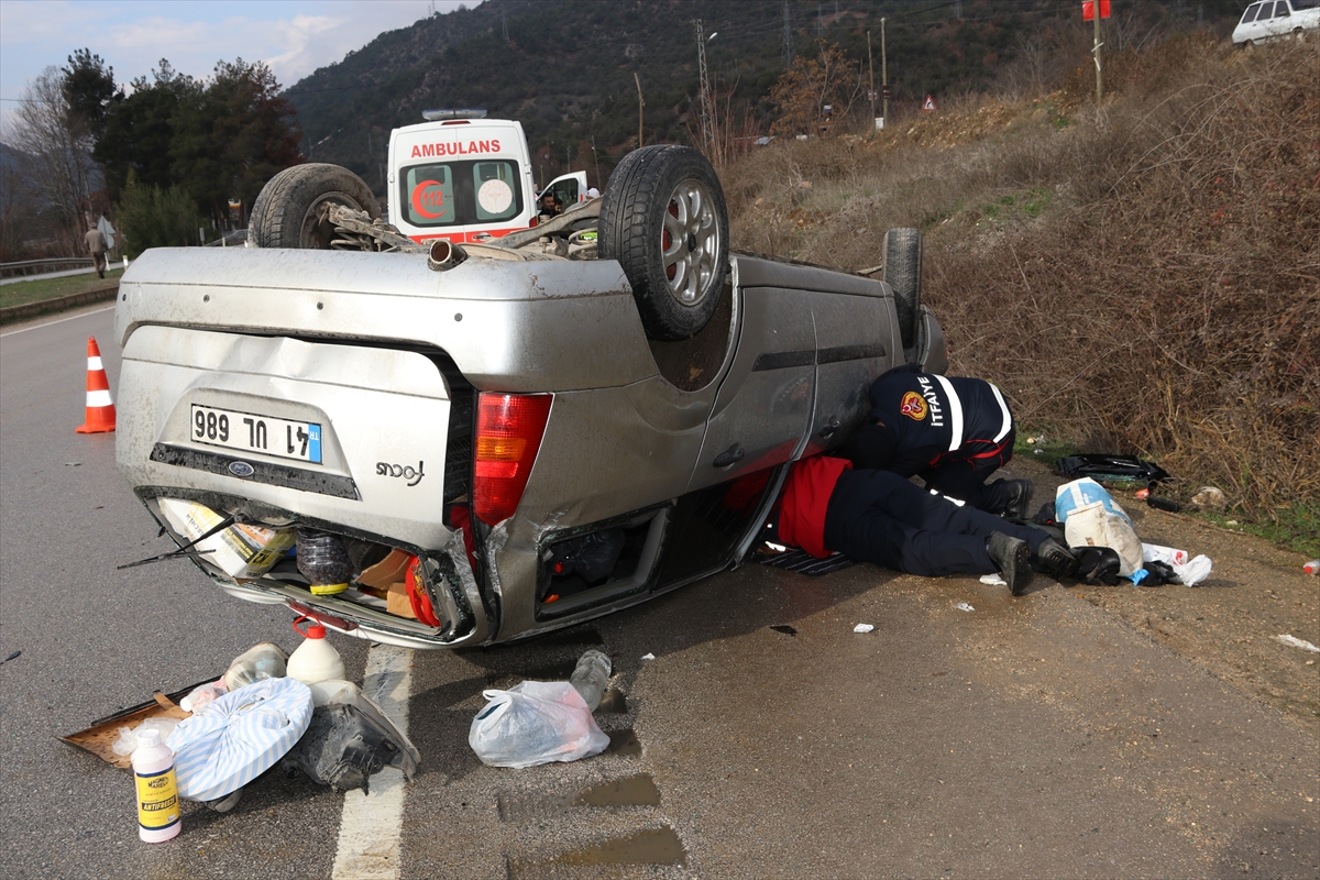 refuje-carparak-devrilen-otomobildeki-4-kisi-yaralandi.jpg