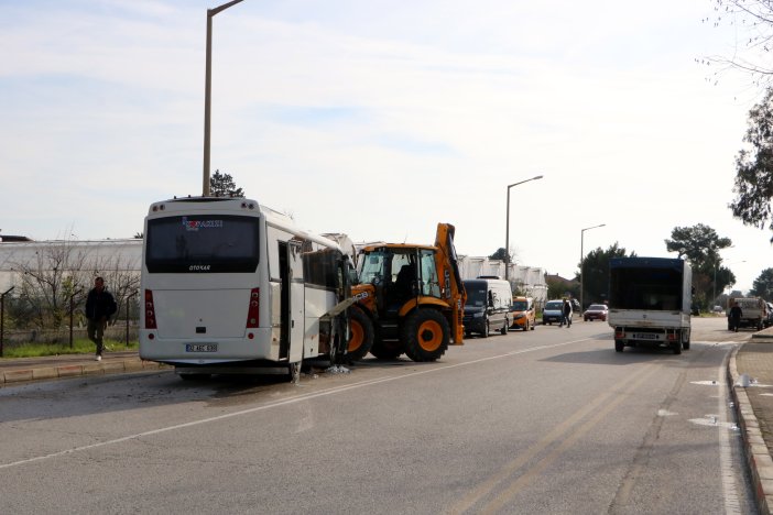 is-makinesi-ile-sporculari-tasiyan-midibus-carpisti-23-yarali-001.jpg