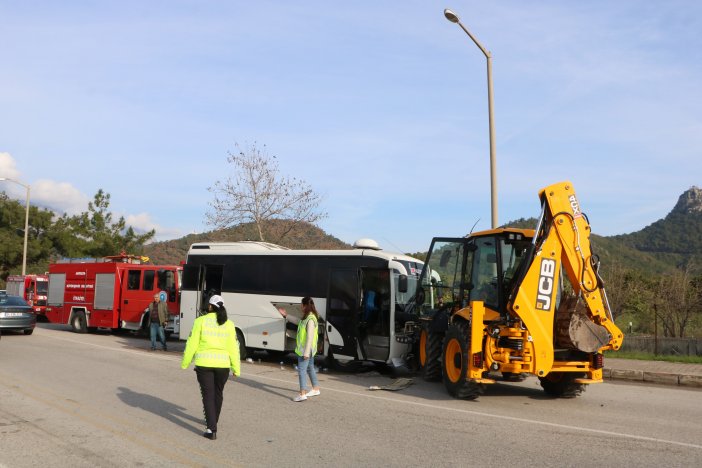 is-makinesi-ile-sporculari-tasiyan-midibus-carpisti-23-yarali-002.jpg