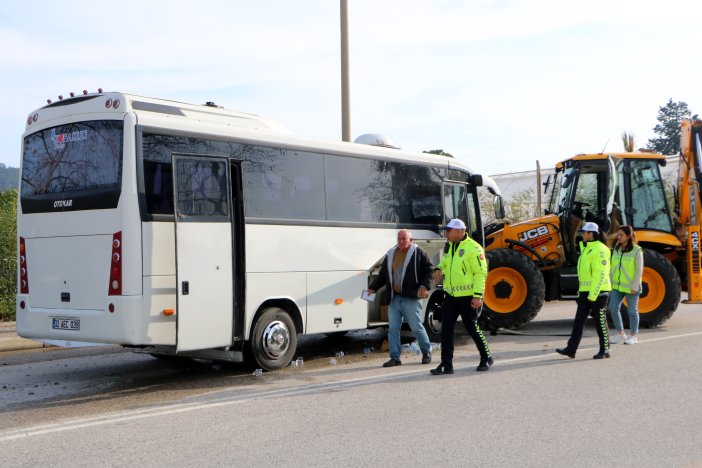 is-makinesi-ile-sporculari-tasiyan-midibus-carpisti-23-yarali.jpg