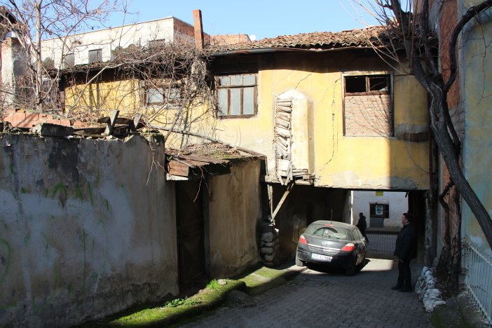 230-yillik-binanin-altindan-sokak-geciyor-002.jpg