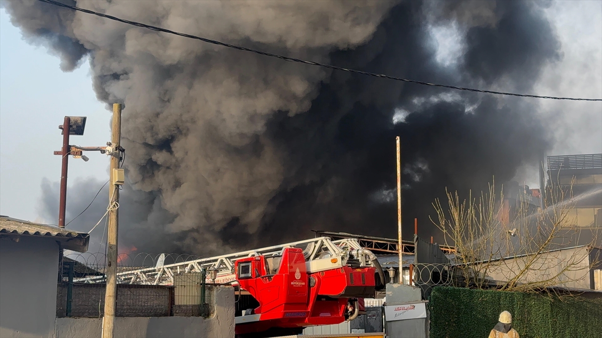 lastik-fabrikasinda-buyuk-yangin-cok-sayida-ekip-mudahale-ediyor-002.jpg