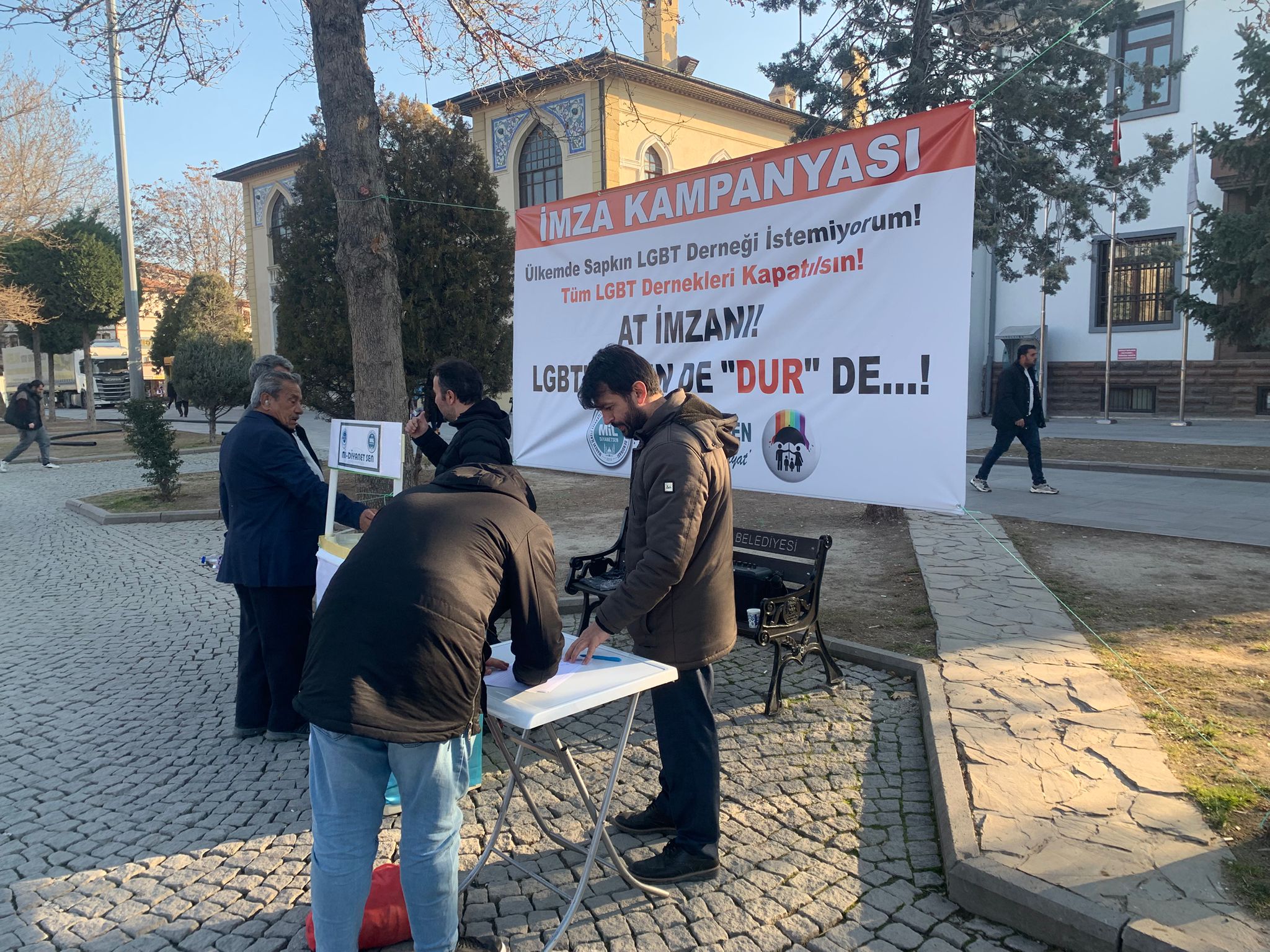 konyada-lgbt-sapkinligina-karsi-imza-toplandi-001.jpeg