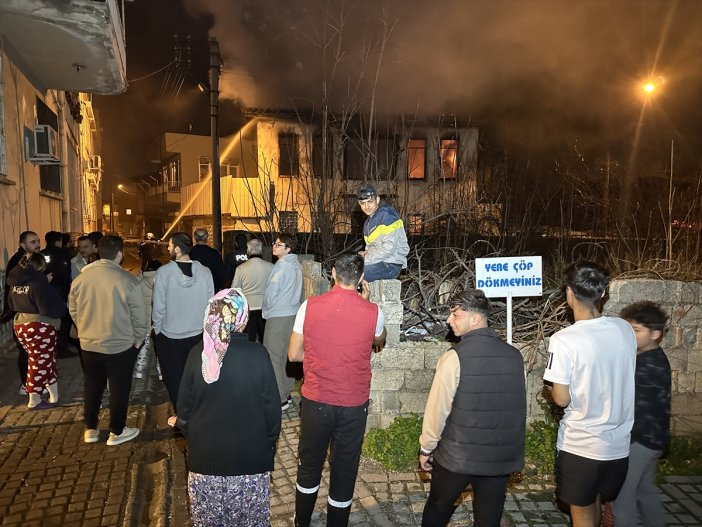 150-yillik-bina-yanginda-hasar-gordu-001.jpg