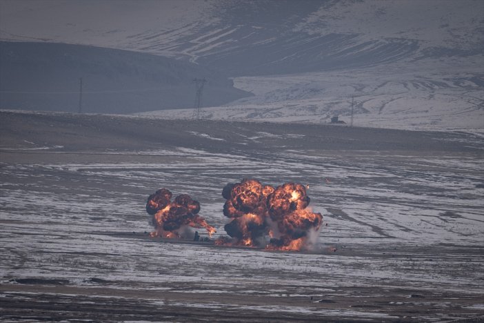 turk-silahli-kuvvetlerinin-tsk-karsta-duzenledigi-kis-tatbikatinda-hedefler-tam-isabetle-vuruldu.jpg