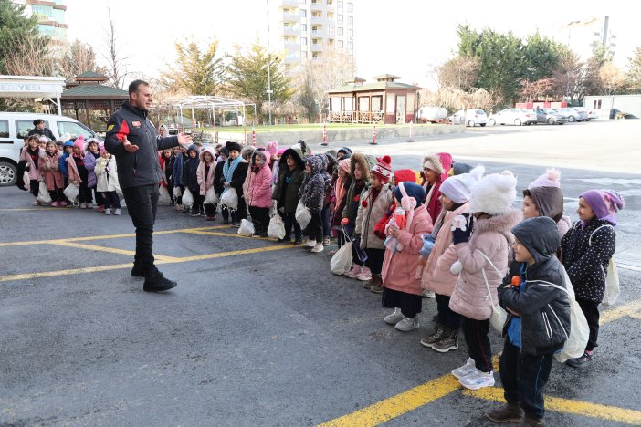 konyada-kahraman-cocuklar-itfaiyecilerle-ogreniyor-003.jpg